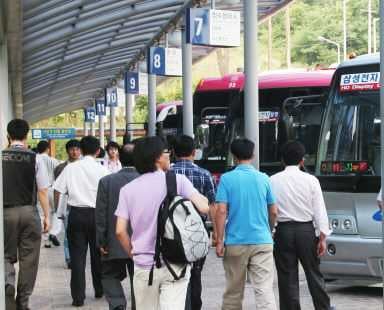 ▲삼성전자 탕정사업장 근무 직원들의 퇴근 모습.