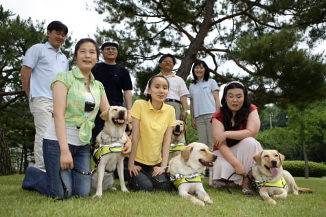 ↑안내견을 기증받은 시각장애인들이 기증식이 끝난 후 안내견들과 함께 포즈를 취했다.