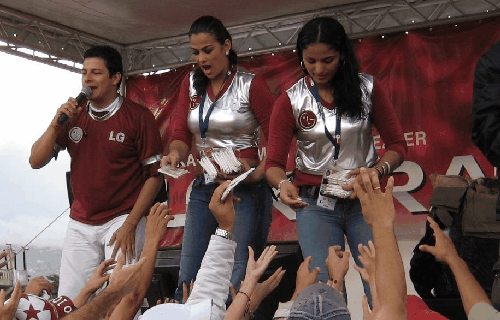 ▲베네주엘라 메리다市에서 열리는 코파컵 개막전을 앞두고 LG전자가 후원하는 가라오케 이벤트에 참여한 관중들이 LG 막대 풍선을 받기 위해 몰려들고 있다.