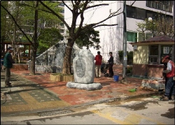 ↑현대연예인 아파트 담장허물기 후 모습