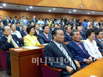 ▲장재식 전 의원(앞줄 맨왼쪽),장상 전 민주당 대표(세번째) 등이 참석했다.