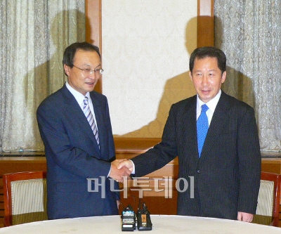 ▲이해찬 전 총리(왼쪽)와 김근태 전 의장. 두 사람 뒤의 그림자가 인상적이다.