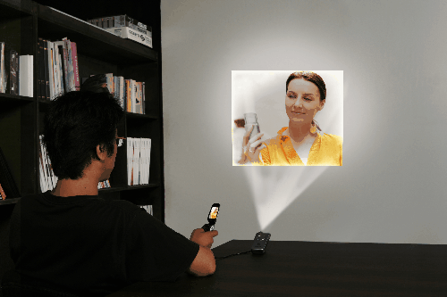 ▲나노프로젝터를 이용한 화상전화 모습.