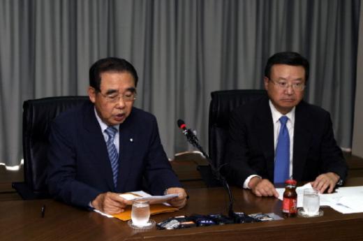 ↑안공혁 손해보험협회장(왼쪽)과 남궁훈 생명보험협회장(오른쪽)이 공동 기자간담회를 갖고 방카쉬랑스 확대 시행 철회를 요구하고 있다.