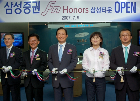 9일 열린 삼성타운 지점 열린 오픈식에서 배호원 사장(사진 중앙)과 이상대 지점장(좌측에서 두번째) 등 임직원들이 테이프 커팅을
하고 있다.