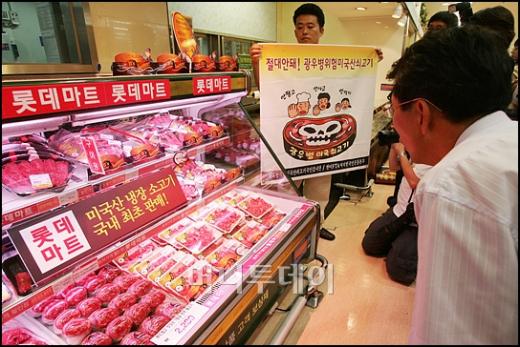 ↑롯데마트 서울역점 정육코너에 진열된 미국산 쇠고기를 한 시민이 관심있게 지켜보고 있다. ⓒ<임성균 기자 tjdrbs23@>