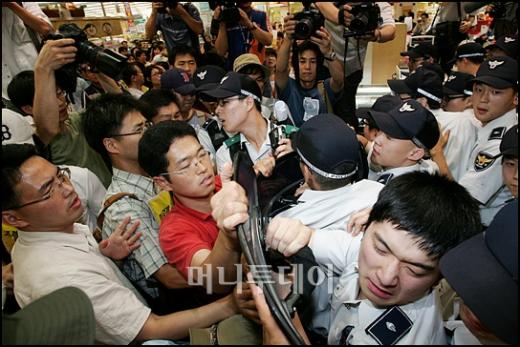 ↑롯데마트 서울역점 정육코너에서 미국산 쇠고기 판매를 반대하는 시민단체와 이를 저지하는 경찰이 몸싸움을 벌이고 있다. ⓒ<임성균 기자 tjdrbs23@>
