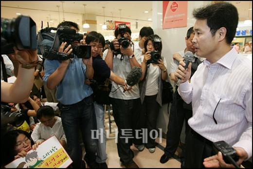 ↑시민단체의 반대 시위에 롯데마트 서울역점장이 '본사에 미국산 쇠고기 판매 중지를 요청하겠다'라고 밝히고 있다. ⓒ<임성균 기자 tjdrbs23@>