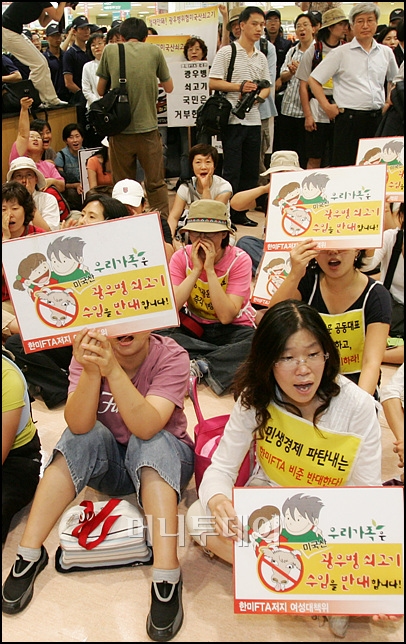 ↑롯데마트 서울역점 정육코너 앞에서 미국산 쇠고기 판매를 반대하는 시민단체 회원들이 시위를 벌이고 있다. ⓒ<임성균 기자 tjdrbs23@>