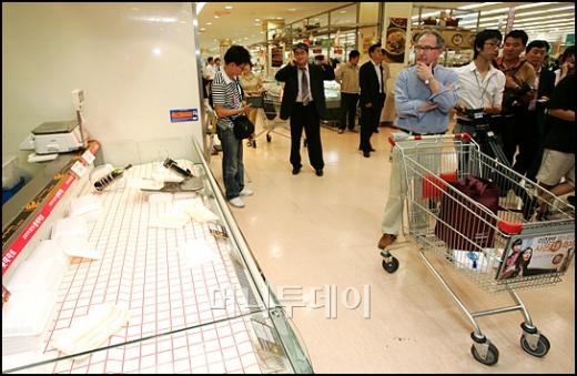 ↑롯데마트 서울역점에 쇼핑을 나온 한 외국인이 텅빈 미국산 쇠고기 진열대를 바라보고 있다. ⓒ<임성균 기자 tjdrbs23@>