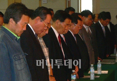 ▲손 전 지사(맨 왼쪽) 등이 민주화열사들을 위해 묵념하고 있다