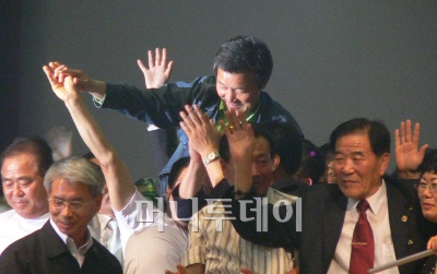 ▲지지자들이 손 전 지사를 무등태운 채 노래부르고 있다