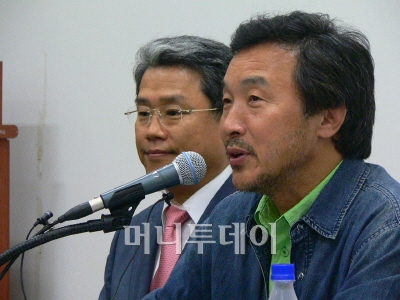 ▲기자간담회에서 질문에 답하는 손 전 지사. 왼쪽은 김동철 의원