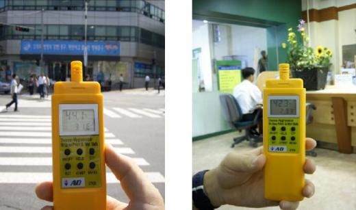 ↑ 지난 12일 서울 중구청 바깥의 온도는 31.7도(왼쪽)까지 올라갔지만 중구청 실내 온도는 23.3도에 불과해 무려 8도 이상의 기온차가 났다. ⓒ황국상기자