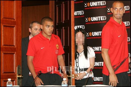 ↑기자회견장 들어서는 리오퍼디낸드, 다니엘심슨, 칼 파울러(오른쪽부터)