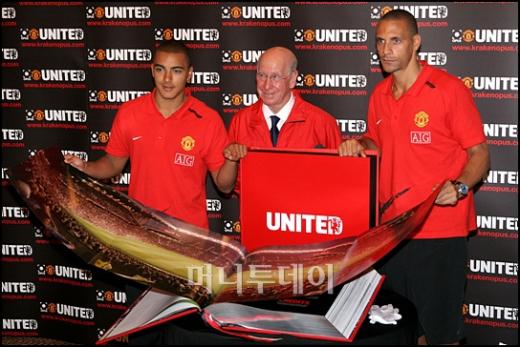 ↑유나이티드오퍼스를 공개하는 보비찰튼경(가운데)과 다니엘 심슨(왼쪽), 리오 퍼디낸드(오른쪽)