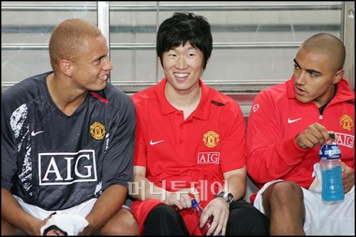 20일 FC서울과의 친선경기를 지켜보고 있는 맨유의 박지성이 벤치에서 동료들과 대화를 나누며 웃고 있다.