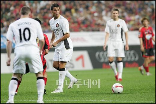 FC서울와 친선경기에서 전반 첫번째 골을 기록한 호날두가 두 번째 골을 기록한 이글스에게 환상적인 힐 패스로 어시스트를 하고 있다.