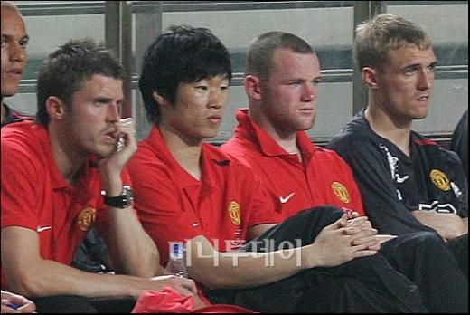 맨유 박지성이 웨인 루니 등 동료들과 함께 경기를 관전하고 있다. ⓒ사진=임성균 기자