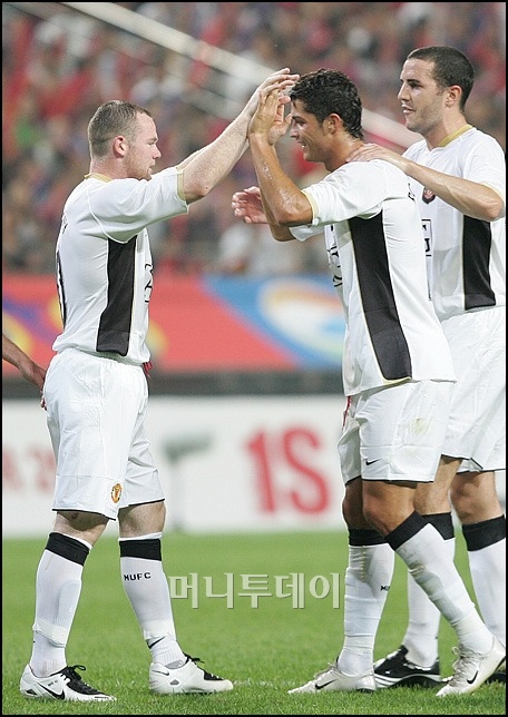 루니의 공이 FC서울의 네트를 가른 뒤 호날두 등 맨유 동료들이 축하의 하이파이브를 하고 있다.
ⓒ사진=임성균 기자