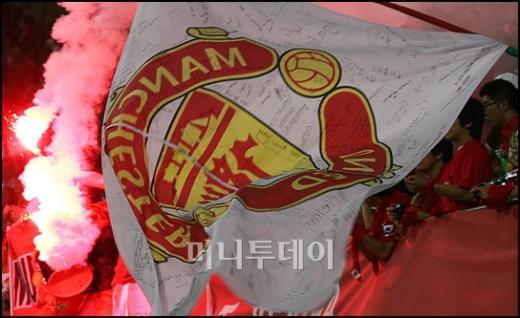 맨유가 FC서울을 상대로 4:0 대승을 대승을 거두자 맨유 팬들이 불꽃을 터뜨리면 환호 하고 있다.