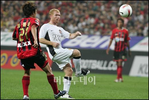 맨유 폴 스콜스가 FC서울의 최원권과 볼 다툼을 벌이고 있다.