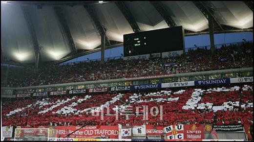 맨유-FC서울의 친선경기가 벌어진 서울월드컵경기장은 역대 7번째 만원관중을 기록했다.