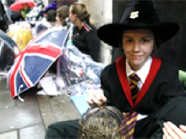 ▲워터스톤 밖 대기하는 팬들