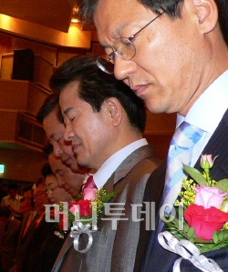 ▲24일 대통합신당 창당준비위 발족식에 
대선주자들이 참석, 묵념하고 있다