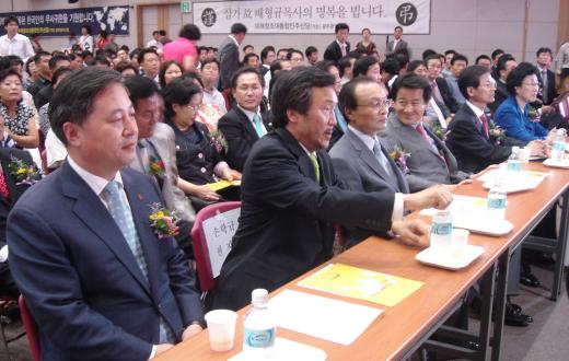 ▲민주신당 광주시당 창당대회에 참석한 대통령예비후보, 좌측부터 김두관 전 행장부장관, 손학규 전 경기지사, 이해찬 전 총리, 정동영 전 열린우리당 당의장, 천정배 전 법무부 장관, 한명숙 전 총리.