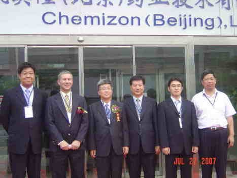 27일 북경서 열린 케미존 개소식에서 앤토니 피스코피오 케미존 대표(왼쪽 두번째), 
임종욱 대한전선대표(왼쪽 세번째) 등 관계자들이 포즈를 취하고 있다.