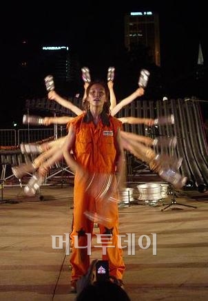 ↑5월 30일부터 5일간 싱가포르에서 열린
아시안 아트마트에서 공연하고 있는 노리단
ⓒ노리단