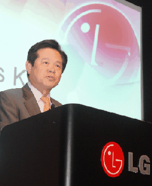 LG전자 프레스 컨퍼런스에서 김종은 사장이 프리미엄제품을 앞세운 유럽시장 전략을 발표하고 있다.