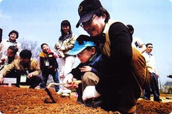 ↑장애아동 후원단체 '장아람'을 운영하는 
최호준 아트레온 회장이 장아람의 아동과 
함께 주말농장에서 일하고 있다. 
ⓒ장아람