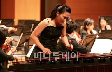 비발디의 <사계> 중 '여름' 협연자인 황세미가 마림바를 연주하고 있다.ⓒ최용민 기자