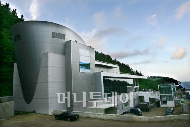 울릉도에서 국내 최초로 오케스트라 공연이 이뤄진 문화예술회관 전경.ⓒ최용민 기자