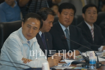 ▲이명박 후보가 12일 행정중심복합도시 건설청에서 
남인희 건설청장으로부터 '행복도시' 건설 추진 
현황에 대한 보고를 받고 있다.