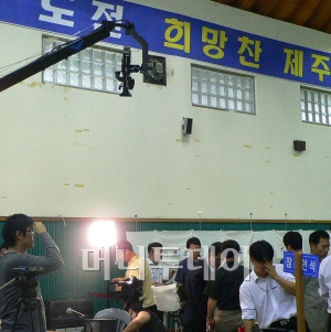 ▲카메라가 기표 모습을 찍는 걸로 오해한 
선관위측과 방송 관계자가 실랑이도 벌였다.