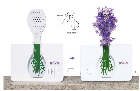 간편한 꽃병을 세운 뒤 물만 뿌려주면 꽃이 핀다.