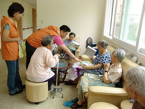 ↑청호나이스 임직원들이 경기도 광명의 '글라라 양로원'을 방문해 봉사활동을 하고 있다.