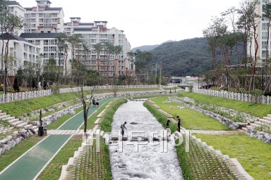 ↑청계마을 단지 사이로 흐르는 '청계천'임성균기자ⓒ