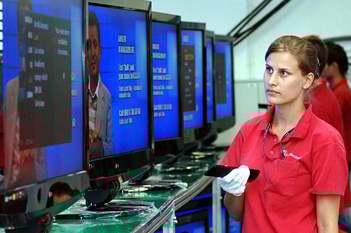 ↑폴란드 남서부 브로츠와프시에 위치한 'LG 폴란드 LCD 클러스트' 에서 42인치
디자인아트 LCDTV 제품을 테스트하고 있다.ⓒLG전자