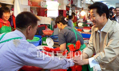 ▲노점상과 악수하는 정동영 후보