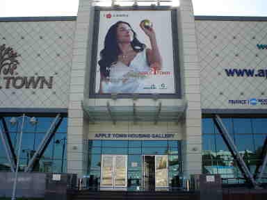 ↑현지 건설회사가 지은 알마티 시내의 고급아파트. 현지 회사들은 마감공사를 하지 않고 고객들에게 판매하는 '골조 분양'을 주로 하고 있다.