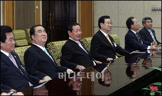↑2007 남북정상회담 정치분야 간담회에서 남측 대표인 김원기 전 국회의장(왼쪽에서 세번째)이 인사말을 하고 있다. ⓒ-청와대 사진기자단-