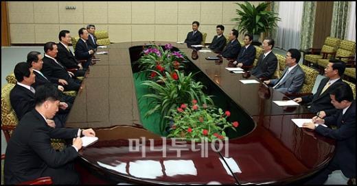 ↑2007 남북정상회담 정치분야 간담회에서 양측 대표들이 토론하고 있다. ⓒ-청와대 사진기자단-