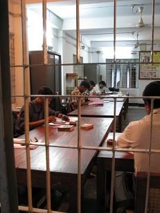 ↑밤 11시가 되도록 상환금 정리업무에
몰두하고 있는 그라민은행 살랑가 지점
직원들.