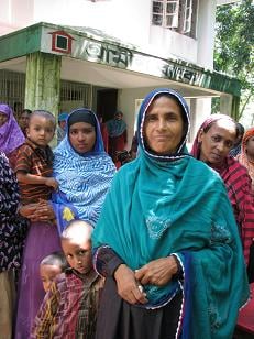 ↑그라민은행에서 대출 혹은 교육을
받기 위해 기다리고 있는 마을 여성들.