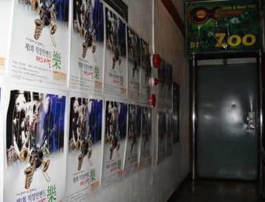 ↑다른 밴드의 연주를 경청하는 예선참가팀들