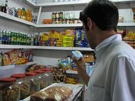 ↑상품 상태를 점검하고 있는 그라민다농의
매니저.